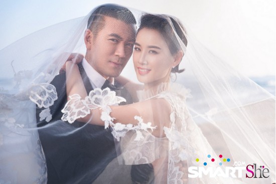 杨子黄圣依秀甜蜜！结婚十周年婚纱照引热议