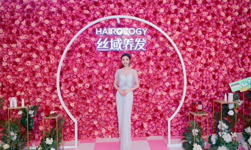 女神唐艺昕爱时尚，亮相丝域养发年度盛典发布跨界新品