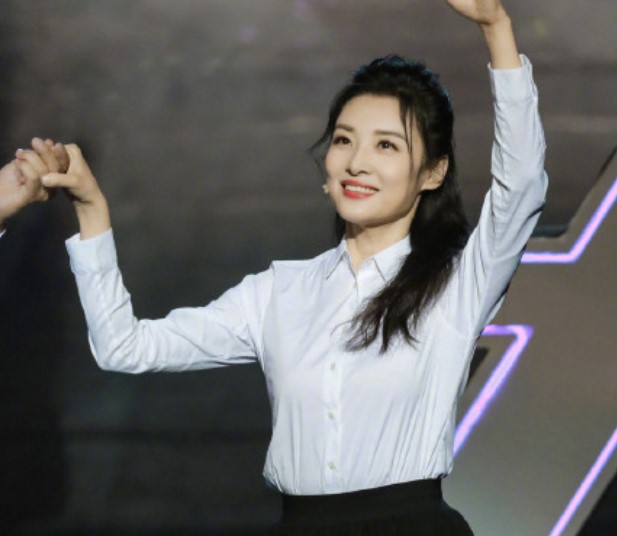 52岁的周涛气色超好，微笑与举止宛如少女一般